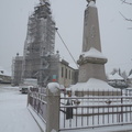 L'église et le monument sous la neige