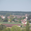 La vigne se trouve sur la commune de Champagne sur Loue, adossée à une colline. Depuis la vigne, on surplombe Arc et Senans et la saline royale