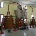La salle des alambics. Il s'agit de vértiables alambics ayant distillé de l'absinthe avant l'interdiction de 1915. Depuis une dizaine d'année, l'absinthe est de nouveau autorisée. Il y a deux alambics et au centre le refroidisseur