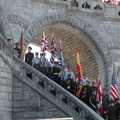 Les drapeaux prennent place sur les escaliers entourant l esplanade