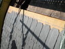 Certaines ardoises ont retaillées et fixées avec des clous en cuivre