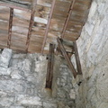 La charpente métallique du clocher descend jusqu'à l'étage des cloches et repose sur des pierres