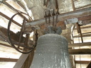 On distingue très bien la roue d'entrainement. Un joug en bois évite la transmission des vibrations de la cloche au beffroi