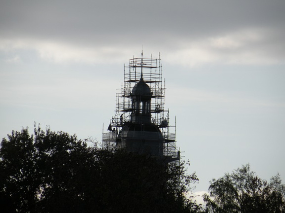 Le clocher en contre jour depuis Roche sur Loue