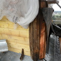 La zinguerie que l on distingue en bas de la photo recouvre la dernière rangée d'ardoise du dome. Le bois du clocheton sert à plaquer contre la zinguerie