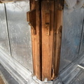 Le bois cache la charpente métallique et permet de fixer le zinc