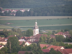 L'église vue depuis les vignes à Champagne sur Loue