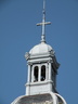 Le campanile où se trouve la sirène des pompiers, la croix et le coq