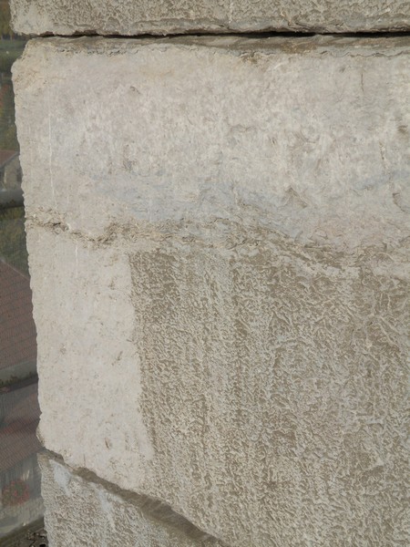 Le sable de gomage va être rincé pour laisser apparaitre la couleur originelle de la pierre